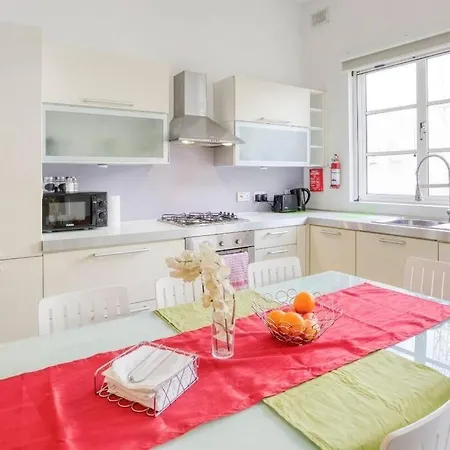 Bright & Airy St. Julian's Flat *