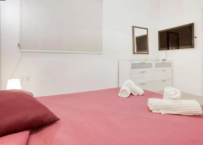 Bright & Airy St. Julian's Flat *