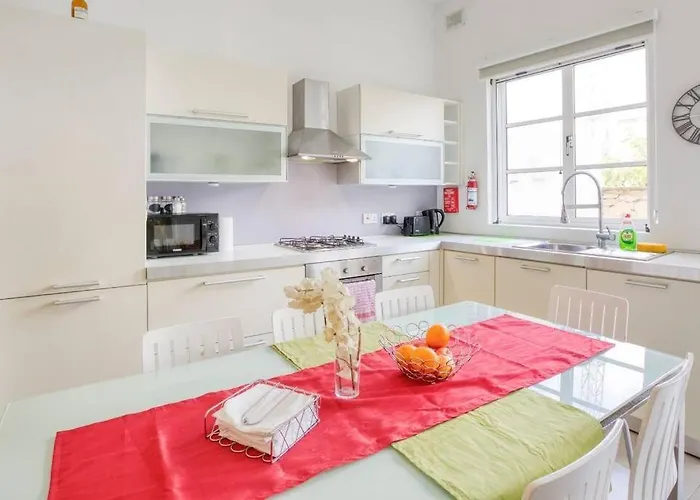 Bright & Airy St. Julian's Flat *